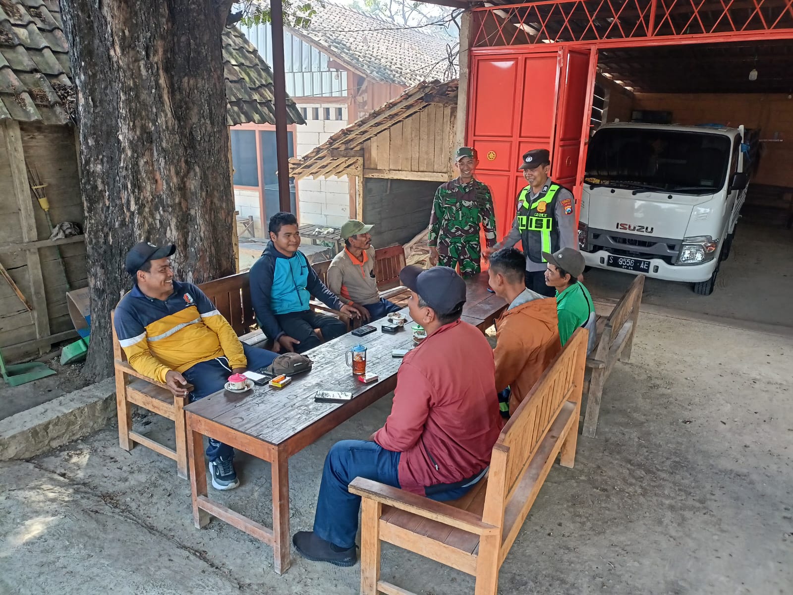 Polsek Margomulyo Giat Patroli Gabungan Untuk Menjaga Kamtibmas Agar Tetap Kondusif.