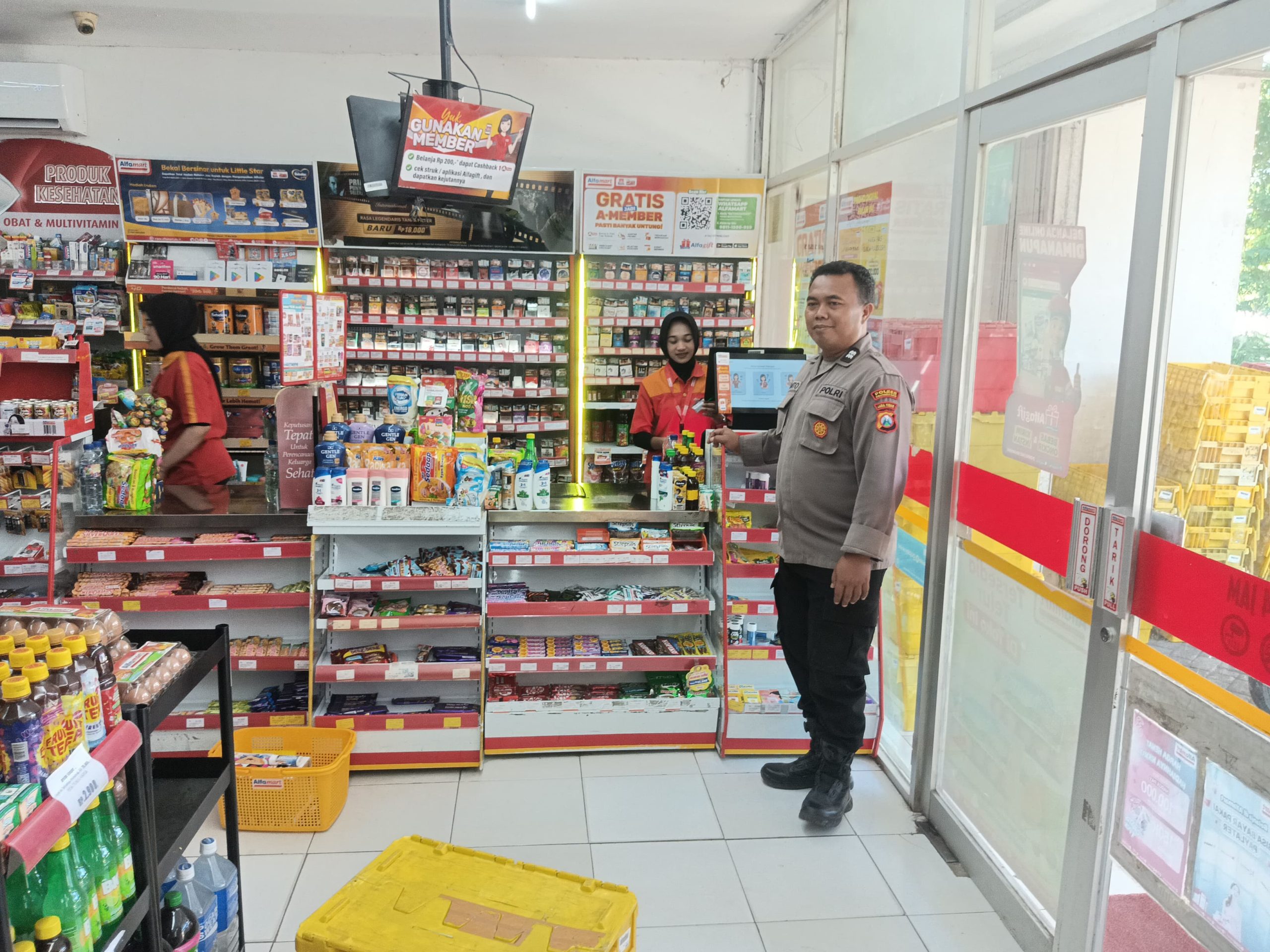 Anggota Polsek Dander Melaksanakan Patroli Wilayah Di Pertokoan Alfamart Desa Ngraseh Kec. Dander