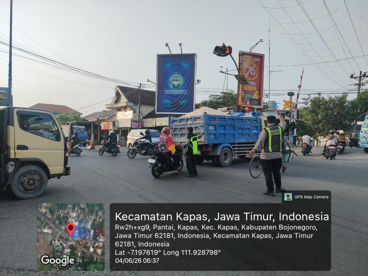 Polsek Kapas Gelar Pengaturan Lalu Lintas Pagi Hari di Proliman Kapas, Antisipasi Kepadatan Arus Kendaraan