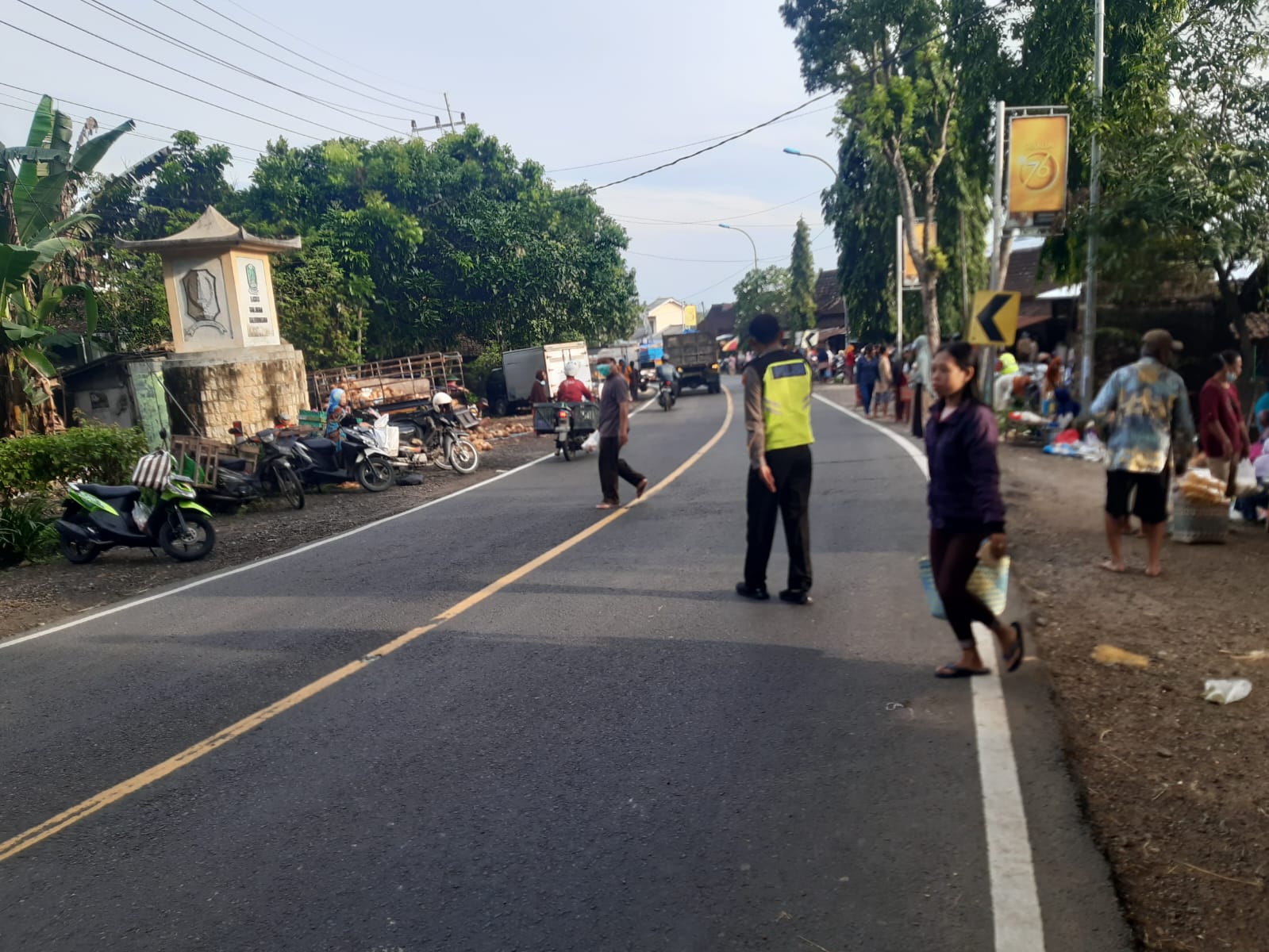 Polsek Margomulyo Pengaturan Arus Lalulintas di Pasar Gubuk Dhuwur Desa Margomulyo