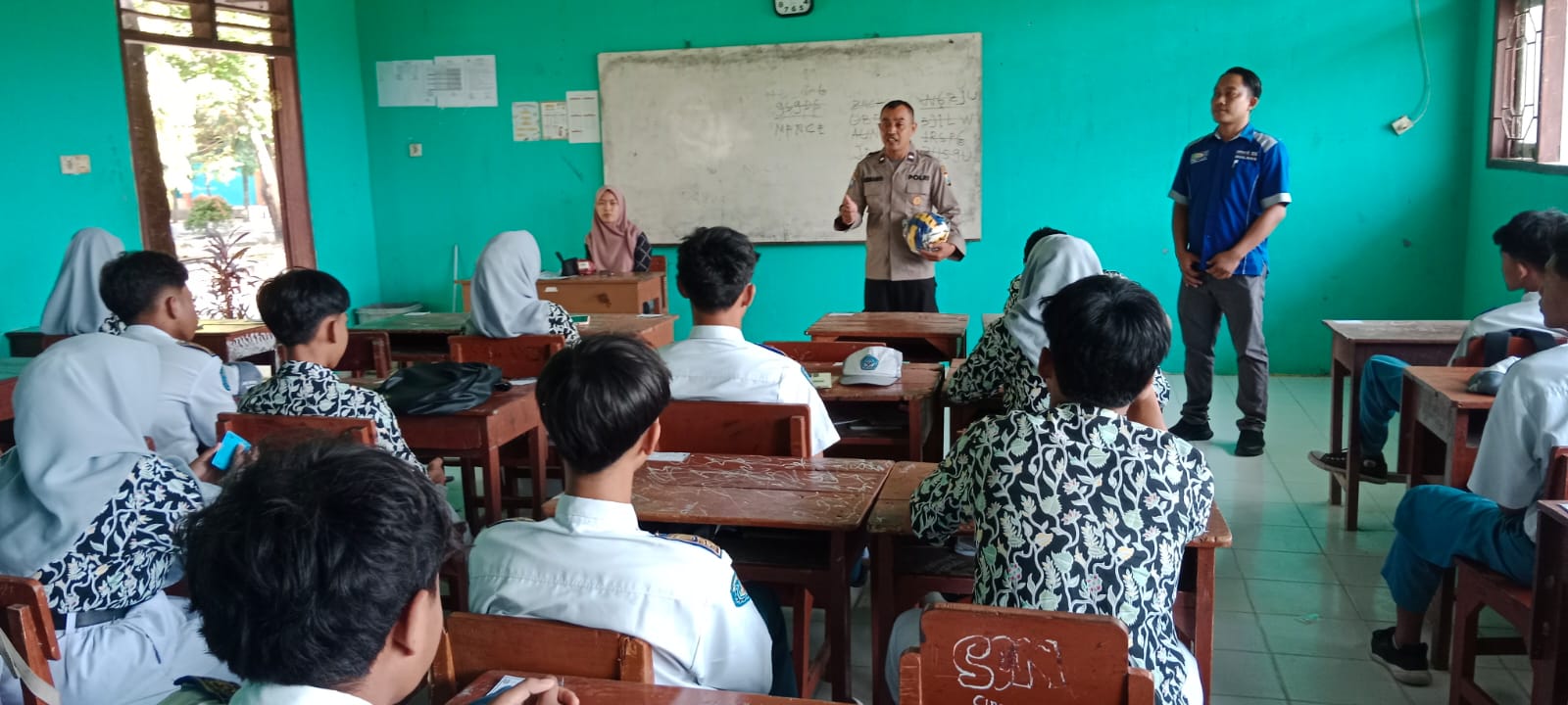 Cegah Kenakalan Remaja Ps. Kanit Binmas Polsek Kanor Polres Bojonegoro Berkunjung ke Sekolah