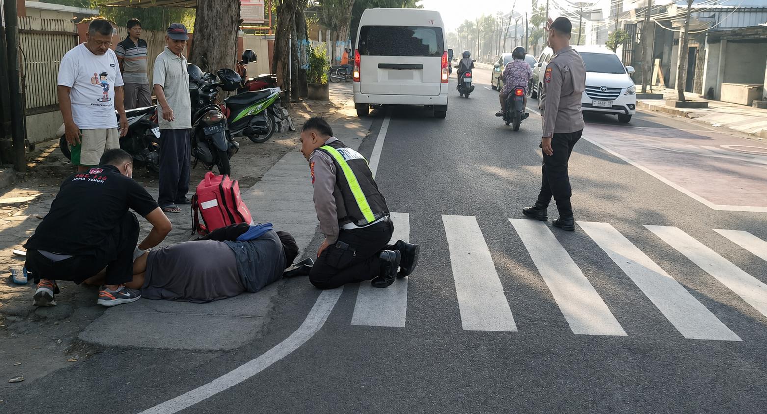 Polsek Bojonegoro Kota Datangi TKP Kecelakaan Lalu Lintas dan Lakukan Penanganan Korban