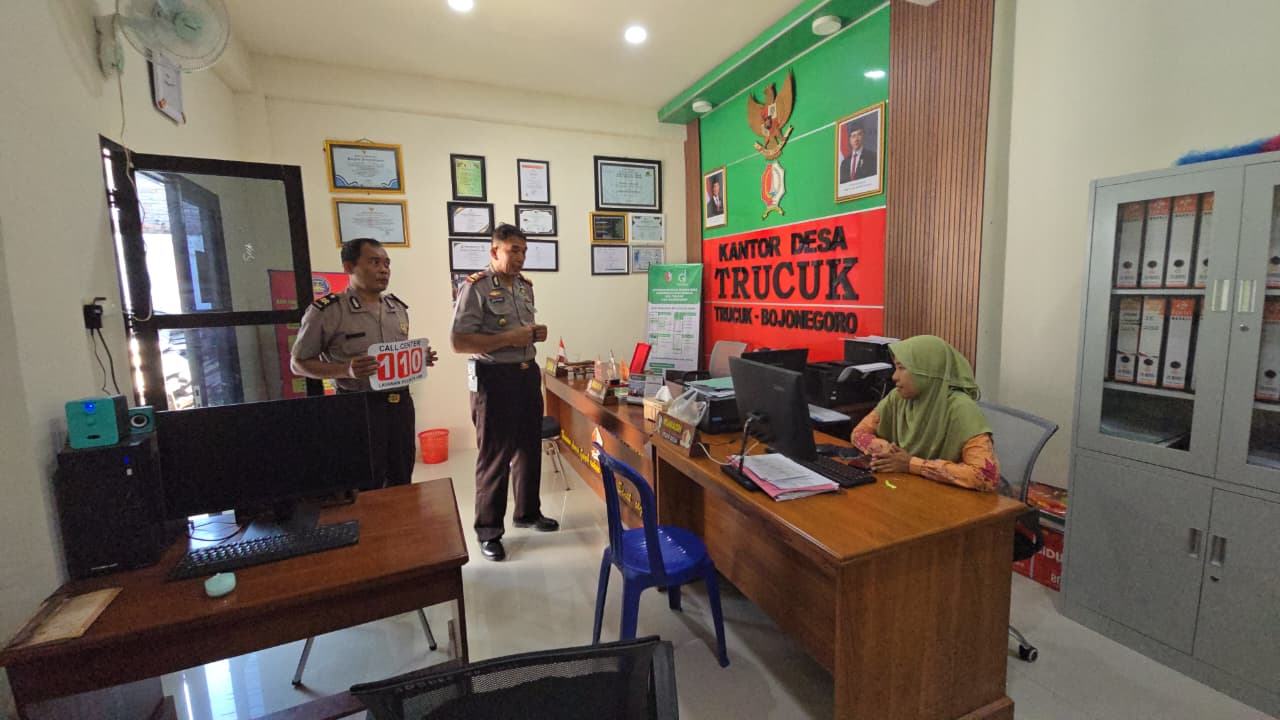 Kapolsek Trucuk Turun Langsung Sosialisasikan Layanan 110 Kepada Warga Kecamatan Trucuk