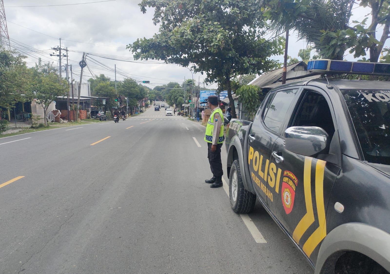 Personil Polsek Ngraho Laksanakan Patroli Siang Hari di Jalan Raya untuk Antisipasi Tindak Kejahatan 3C