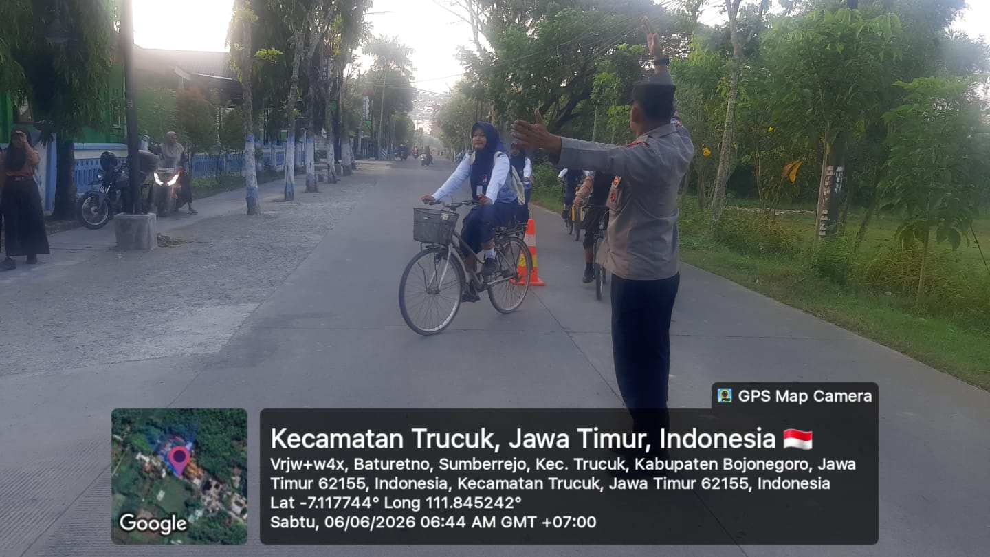 Polsek Trucuk Sapa Pagi Pengaturan Arus Lalu Lintas Di Sekolah