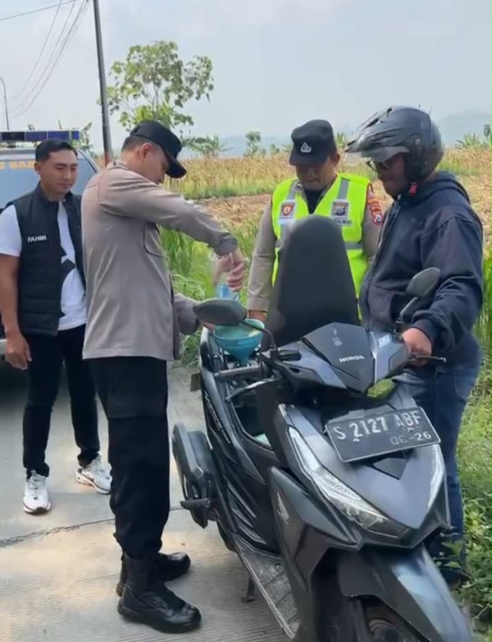 Respon Cepat Laporan 110, Polsek Kedewan Bantu Pengendara Kehabisan BBM di Tengah Perjalanan