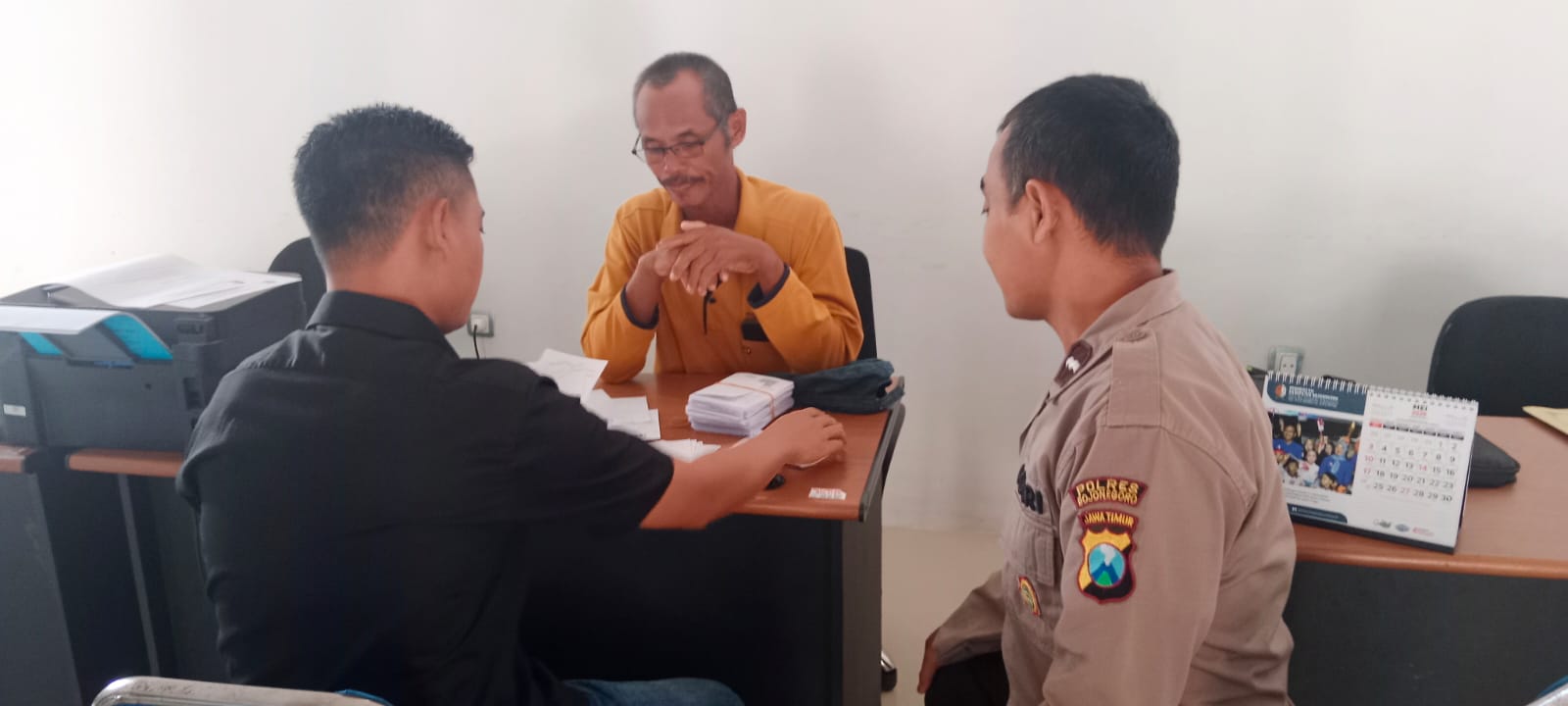 Ps. Kanit Binmas Polsek Kanor Sambang ke Perangkat Desa