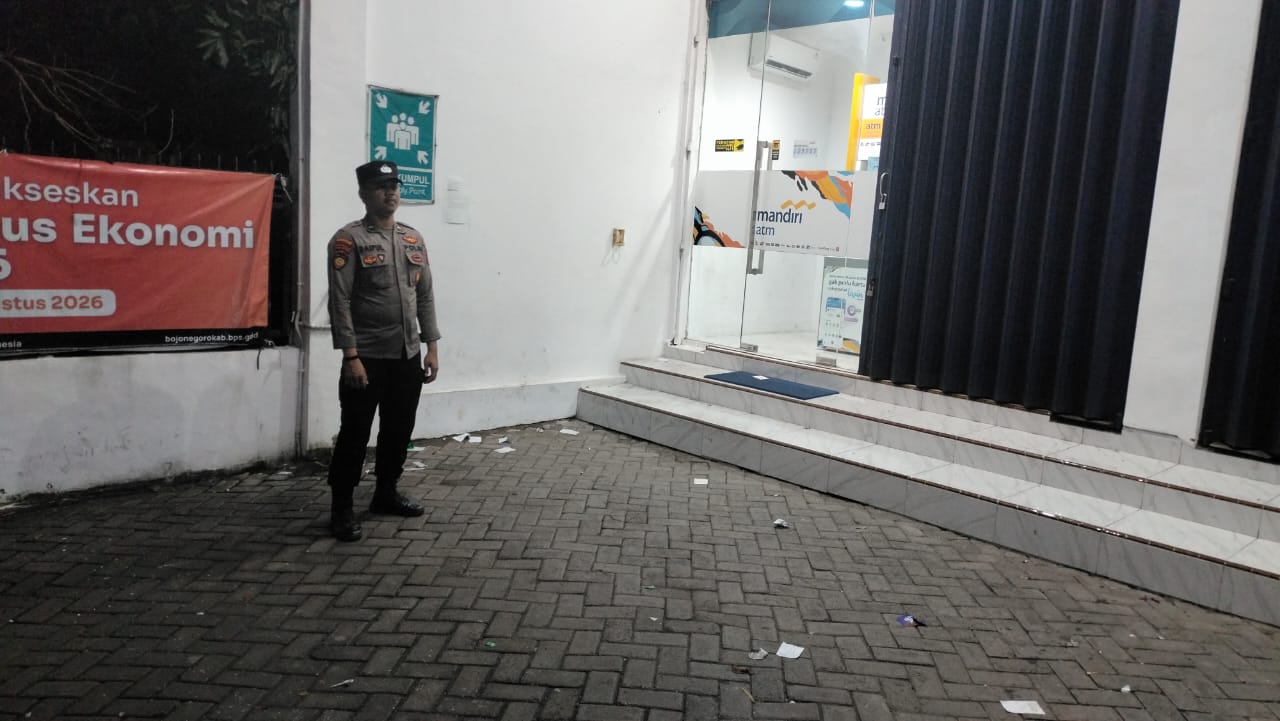 Antisipasi Akhir Pekan, Anggota Polsek Dander Melaksanakan Patroli Obvit Perbankan Bank Mandiri Dander