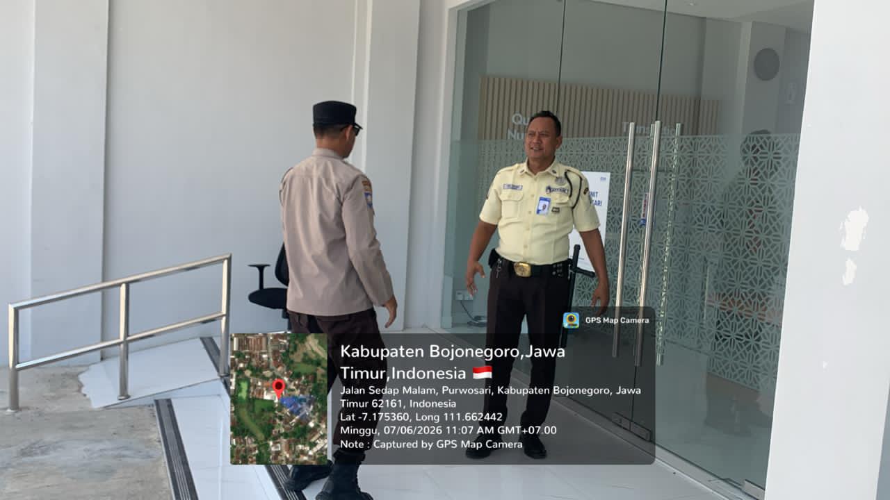 Polsek Purwosari Sosialisasikan Layanan Call Center 110 Melalui Penempelan Stiker Di Perbankan