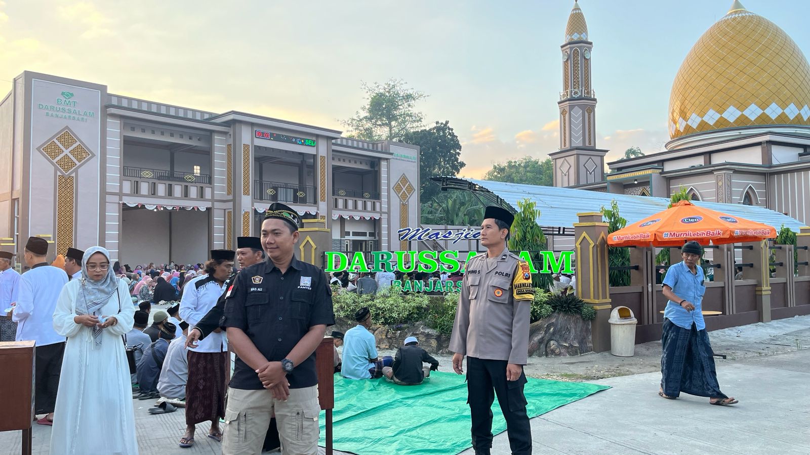 POLSEK TRUCUK HADIR DAN AMANKAN PENGAJIAN RUTIN AHAD PAGI DI MASJID DARUSSALAM BANJARSARI