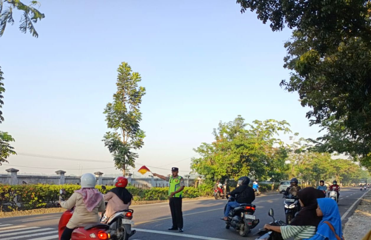 Personil Polsek Sumberrejo Tingkatkan Giat Sapa Pagi, Atur Lalu Lintas Cegah Kemacetan Di Jalan