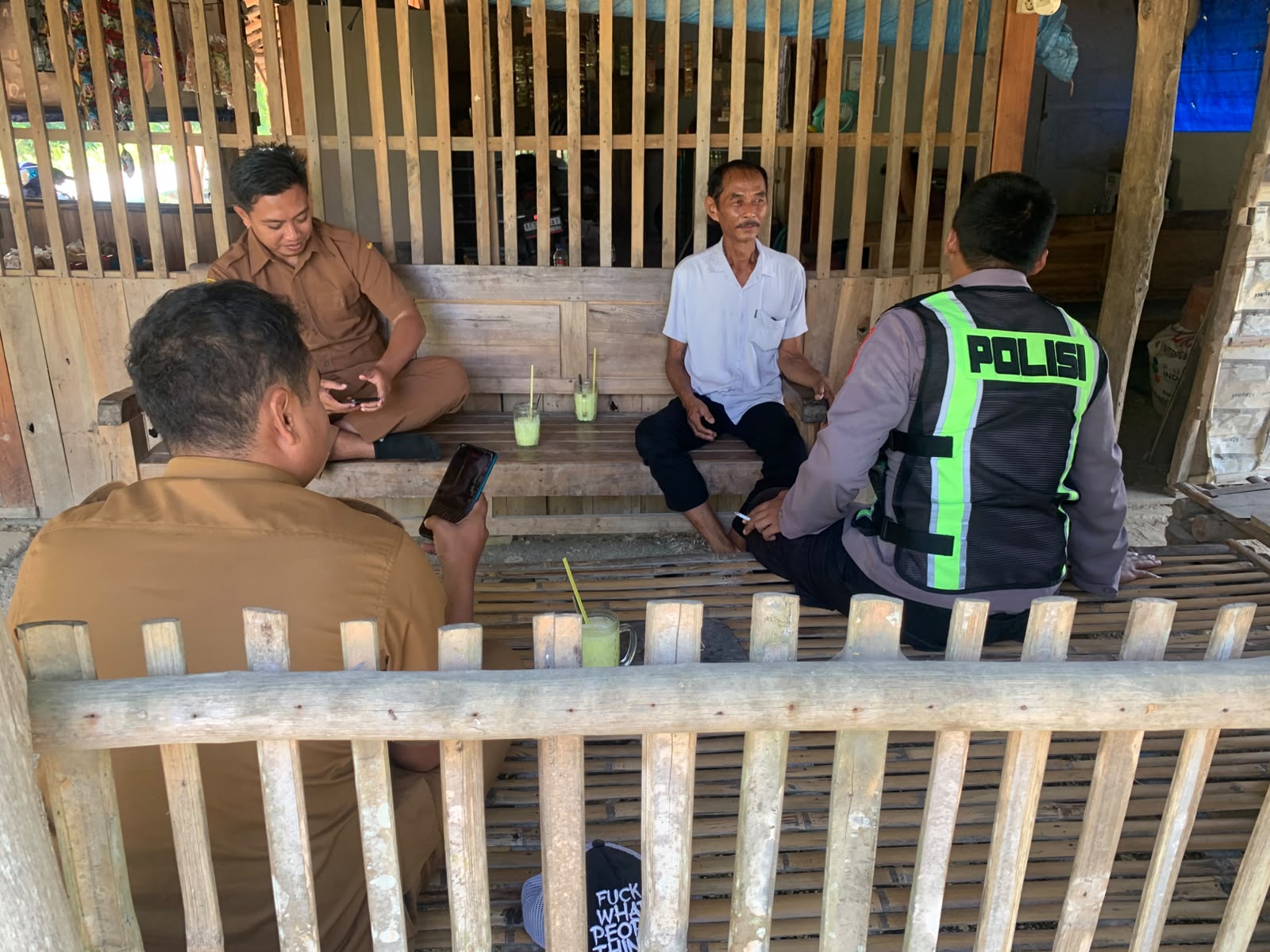 Bhabinkamtibmas Polsek Margomulyo Giat Sambang dan Dialogis Dengan Warga Masyarakat.